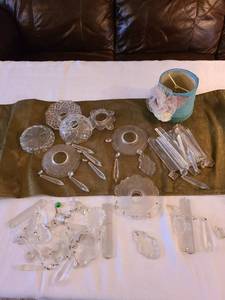 lot 1277 image: Assorted glass light fixture prisms and rings and a small lamp shade