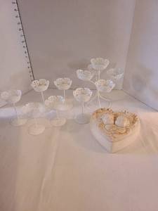 lot 1279 image: Cupcake stands, trinket box