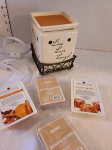 lot 1287 image: Wax warmer with scented cubes