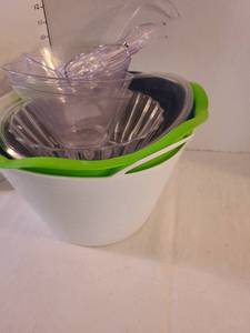 lot 1309 image: Plastic bowls, etc