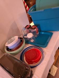 lot 1313 image: Assorted plastics, most have no mates. Sterilite 18 gal. tote and lid with bite out of bin rim.