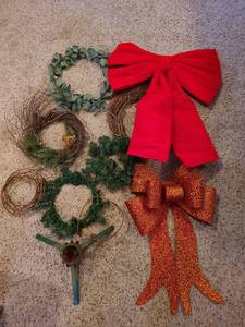 lot 1324 image: Bows, wreaths, tree stand