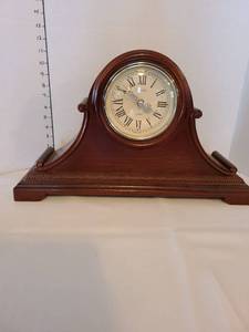 lot 1340 image: Wallace mantel clock, battery operated, missing back plate