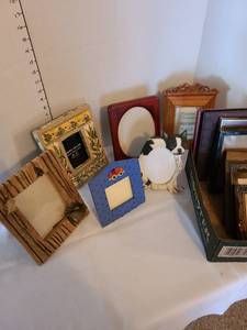 lot 1341 image: Picture frames, mostly 4 x 6 and 3.5 x 5