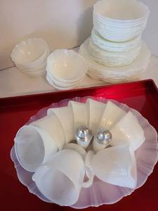 lot 1346 image: Valuable vintage 1930-1936 MacBeth-Evans, American Sweetheart Monax. Saltpepper shakers AND sugarcreamer included.