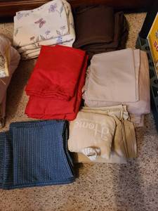lot 1535 image: Miscellaneous twin size sheets with 2 full sets