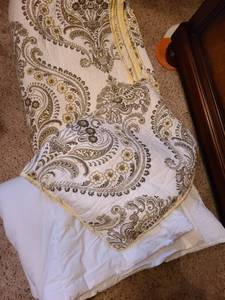 lot 1536 image: Twin bedspread with shams and blanket