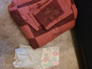lot 1537 image: Full size comforter and miscellaneous full sheets