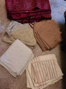 lot 1538 image: Miscellaneous Queen size sheets and Queenking bed spread with shams