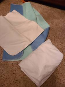 lot 1540 image: Twin size mattress protector and miscellaneous bed pads