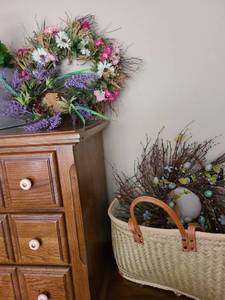 lot 1648 image: Wreaths and basket