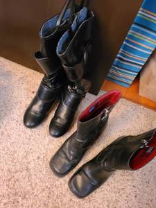 lot 1730 image: Womens boots and stretchers size 8 12