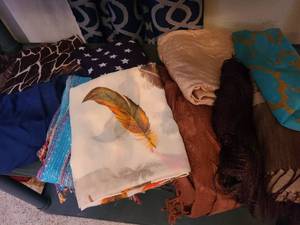 lot 1738 image: Women scarves