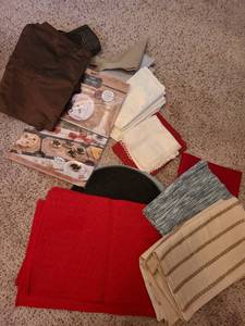 lot 1744 image: Placements, napkins, and runners