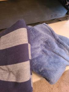 lot 1747 image: Throw blankets