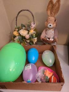 lot 1748 image: Easter dcor