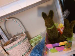 lot 1750 image: Easter dcor