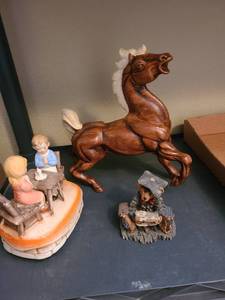 lot 1756 image: Musical statue, horse and Boyds Bears statue