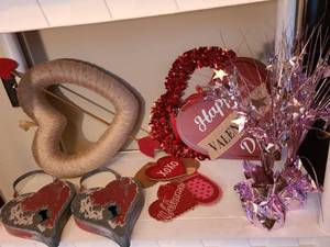 lot 1760 image: Valentines Day decorations