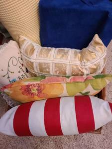 lot 1761 image: Assorted pillows
