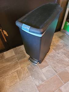 lot 1135 image: Plastic step-on trash can