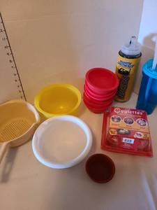 lot 1141 image: Egglettes NIB, plastic bowls, more