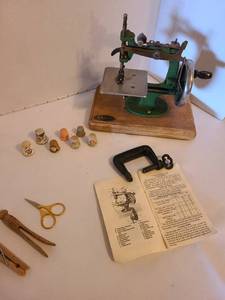 lot 1160 image: Miniature sewing machine and thimbles