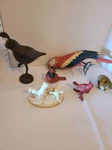 lot 1172 image: Assorted bird dcor including cast iron that opens