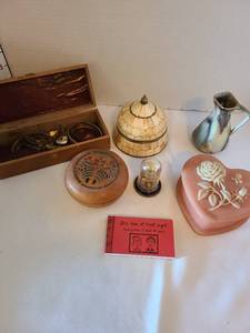 lot 1176 image: Trinket boxes and more