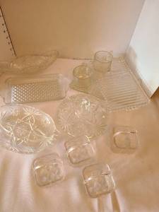 lot 1179 image: Assorted glassware