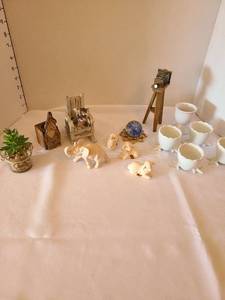 lot 1185 image: Miniatures and egg cups