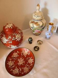 lot 1188 image: Ginger jars and other oriental dcor. Rust colored lid has been broken and glued.