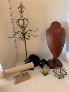 lot 1401 image: Jewelry holders and more