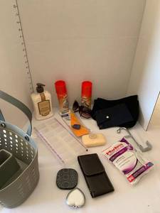 lot 1403 image: Miscellaneous bathroom items