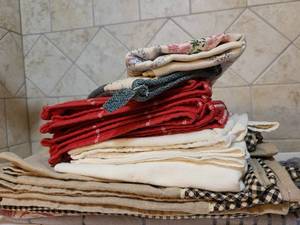 lot 1407 image: Kitchen towels and oven mitt