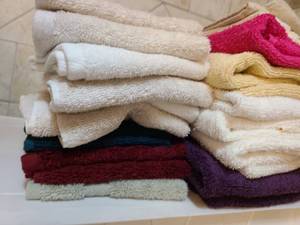 lot 1408 image: Hand towels and wash cloths