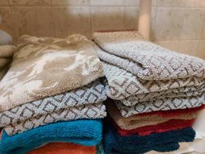lot 1409 image: Hand towels