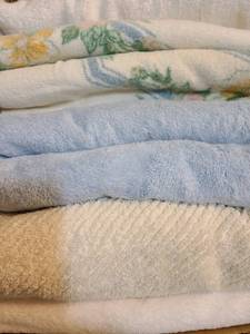 lot 1410 image: Bath towels
