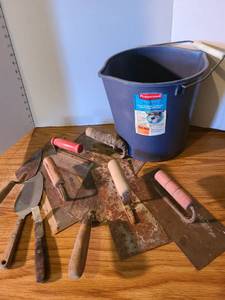 lot 2016 image: Various trowels and bucket