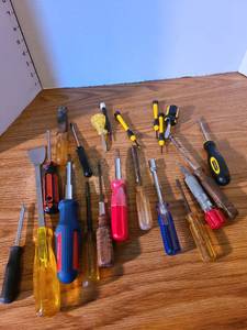 lot 2018 image: Assorted screwdrivers and chisels