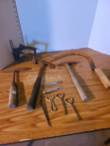 lot 2021 image: Assorted tools and can openers