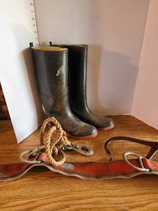 lot 2074 image: Heavy duty safety harness, mens rubber boots size 7 and ice tongs