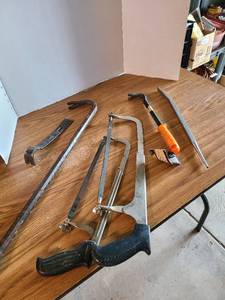 lot 2075 image: Hacksaw,, crowbars and pry bar