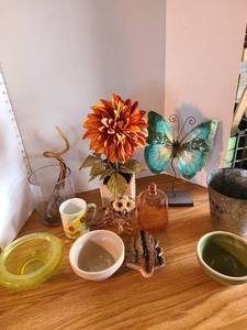 lot 2076 image: Assorted garden items
