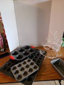lot 2086 image: Muffin pans and cupcake display