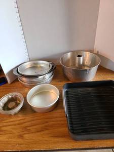 lot 2088 image: Assorted bakeware