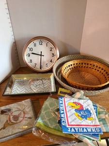 lot 2090 image: Clock, baskets and napkins