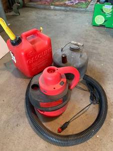 lot 2101 image: Plastic gas can, galvanized gas can and small vacuum 12volt