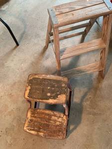 lot 2103 image: 2 foot ladder and stepstool