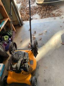 lot 2104 image: Poulan Pro 500 E lawnmower